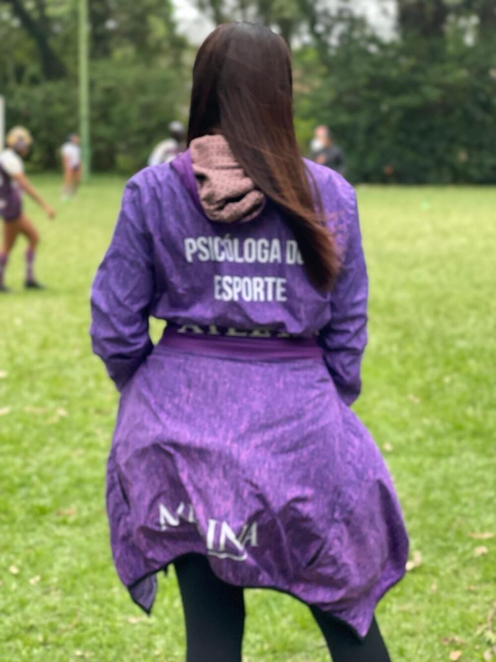 Pamella com a jaqueta de Psicóloga do Esporte no campo