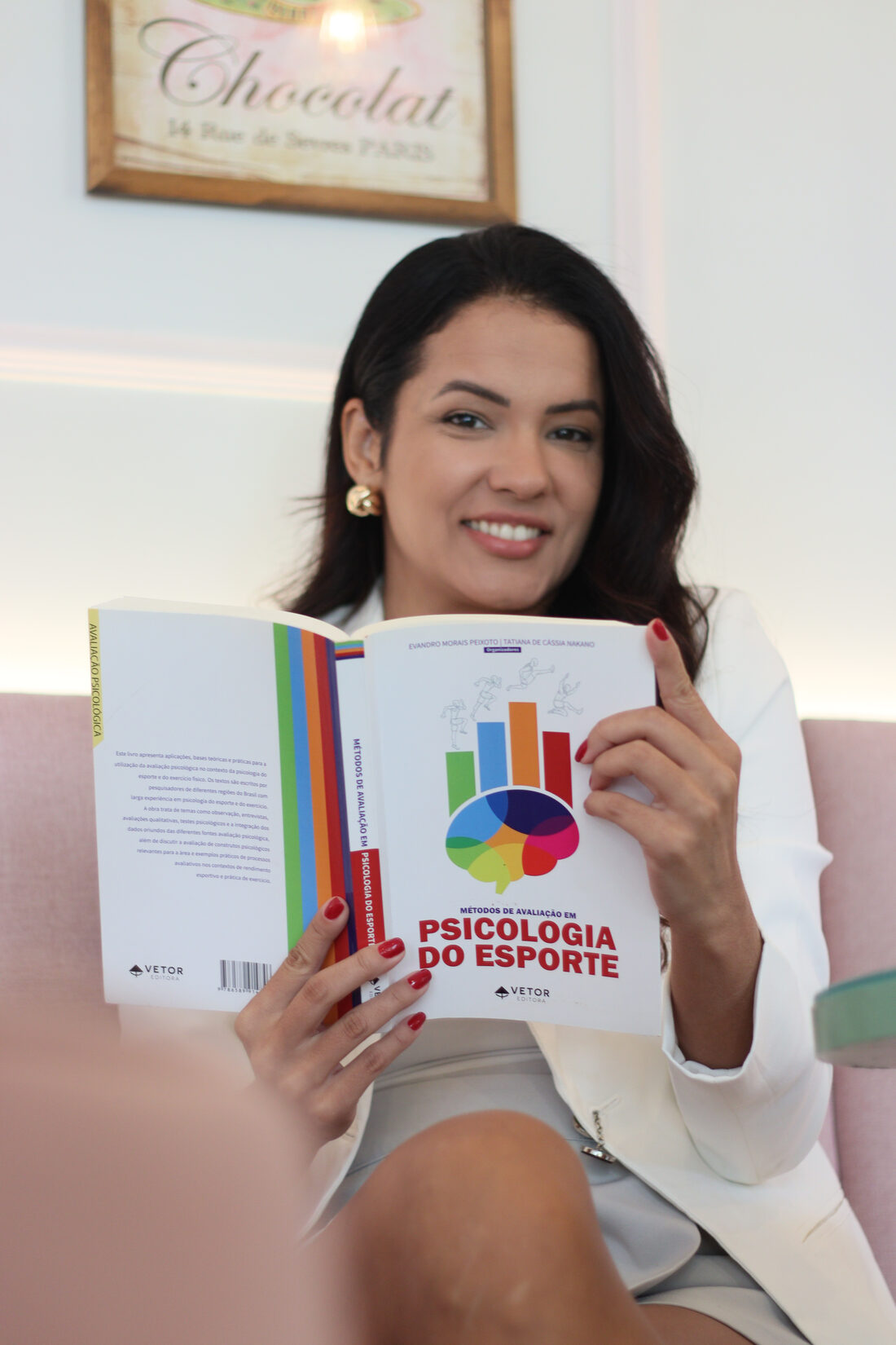 Pamella Braz com o livro Psicologia do Esporte